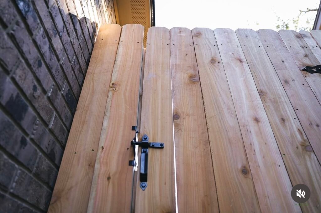 Screenshot Backyard gate with lock