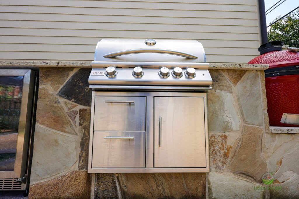 Built-in outdoor grill and storage cabinet